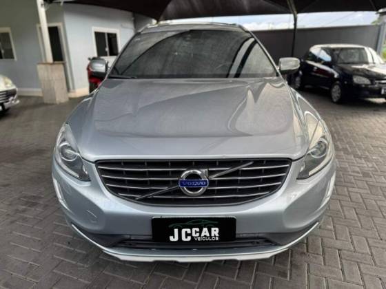 VOLVO XC60 2.4 D5 MOMENTUM DIESEL AWD 4P AUTOMÁTICO
